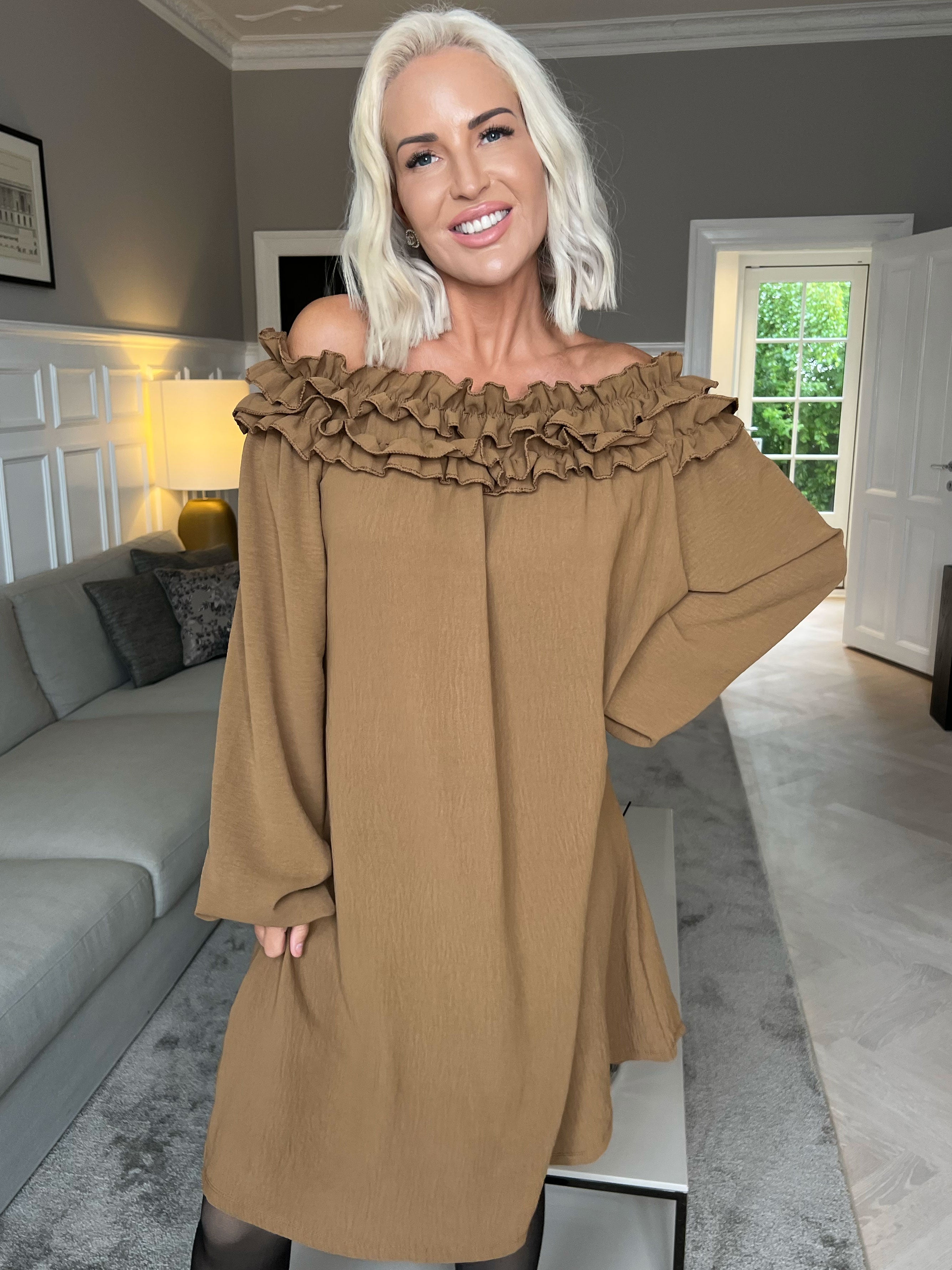 Chili Dress - Kjole med lange ærmer og flæser i udskæringen